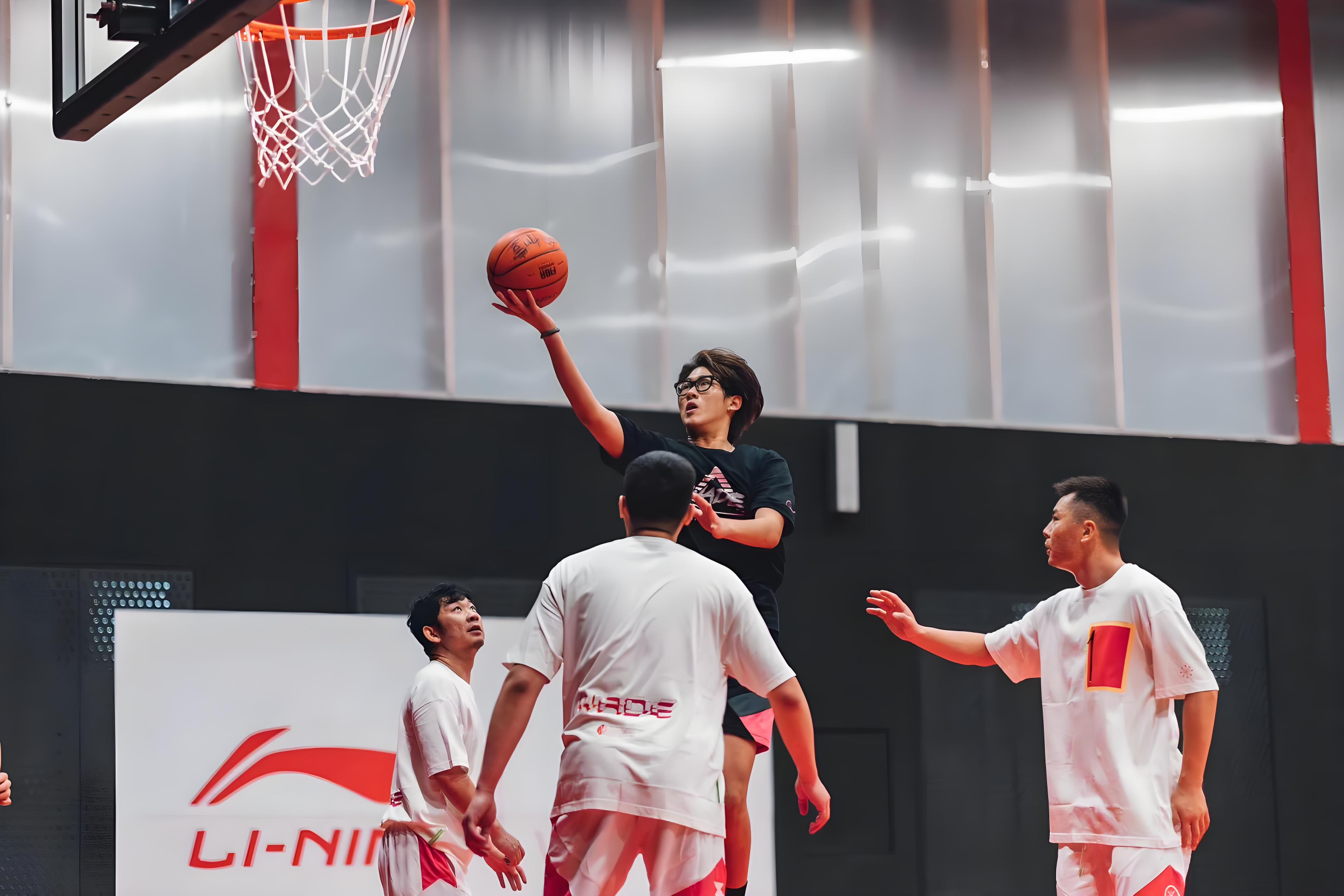 青年篮球精英赛打响,年轻球员展现出色表现,耀眼登场的简单介绍 青年篮球精英赛打响,年轻球员展现出色表现,耀眼登场的简单介绍