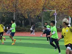 足球比赛现场观众激情高涨,场面热闹如何描写 足球比赛现场观众激情高涨,场面热闹如何描写