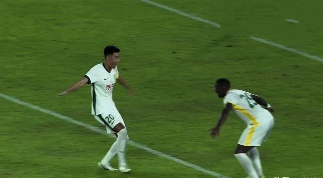 一场紧张激烈的比赛令观众心跳加速英文